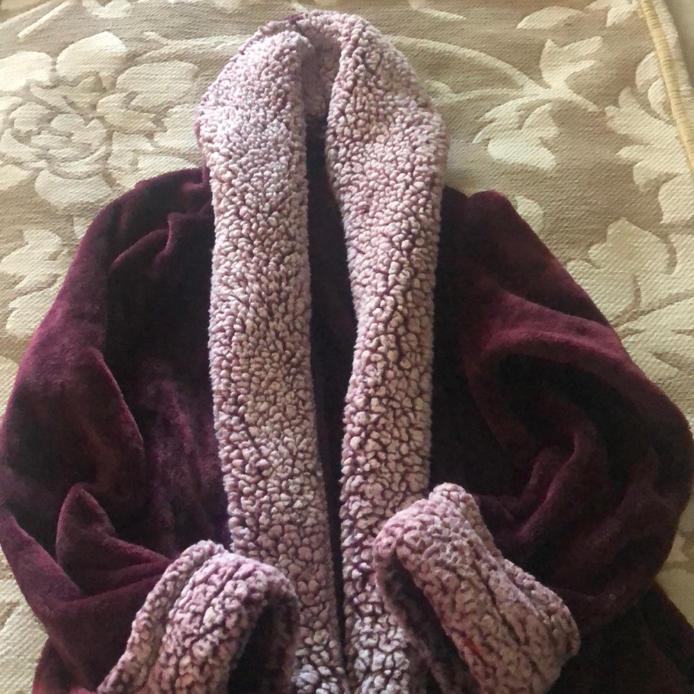 Comfty cozy white and burgundy robe